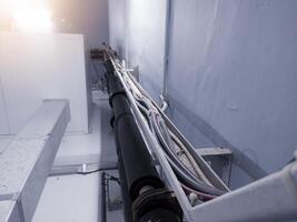 installatie kabels macht controle machine met de dienblad Aan de gebouw muur. foto