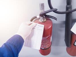 controleren en inspectie staat van de brand brandblusser, staat poeder Aan de buis brand brandblusser. checklist het formulier geïsoleerd Aan de brand brandblusser. foto