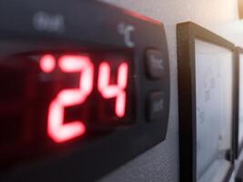 dichtbij omhoog de wazig digitaal temperatuur controle Aan de paneel macht controle boiler systeem. foto