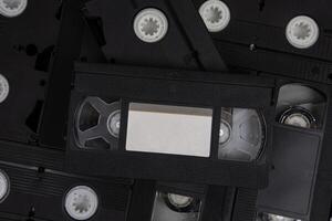 videoband met blanco labels. stapel van vhs video cassettes. wijnoogst media. isoleren Aan een wit terug foto