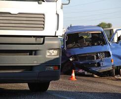 voertuig beschadigd na botsing met een vrachtauto Aan een snelweg foto