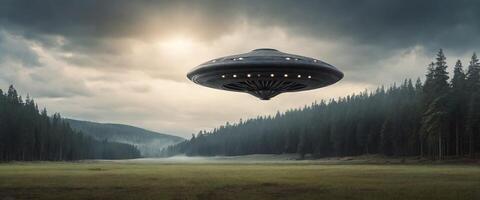 ai gegenereerd buitenaards wezen ufo geland Aan een veld- met pijnboom Woud omgeving het foto