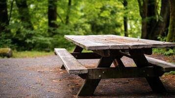 ai gegenereerd verweerd houten picknick tafel met rustiek charme foto