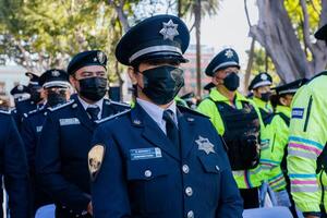 puebla, Mexico, 2024 - plaatsvervanger regisseur van de secretaris van inwoner veiligheid met de gemeentelijk Politie logo embleem in uniform, handhaaft openbaar bestellen in de straten. foto