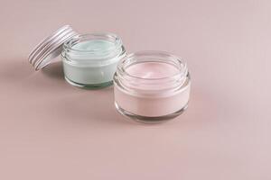 twee Open kunstmatig potten met een natuurlijk kunstmatig Product voor zelfzorg. biologisch cosmetica. gekleurd room. foto