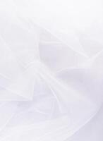 elegant verticaal achtergrond van de bruids klassiek sluier in Sneeuwwitje kleur. mooi vouwen van kleding stof. een kopiëren ruimte. indeling. ontwerp. bruiloft concept. foto