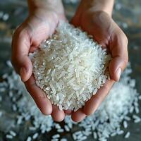 ai gegenereerd wit rijst- granen Aan handen, een handvol van ongekookt rijst. foto