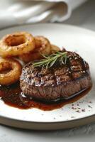 ai gegenereerd een steak geserveerd met peperkorrel saus en vergezeld door ui ringen, gepresenteerd Aan een wit achtergrond. foto