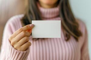ai gegenereerd jong vrouw tonen een blanco wit bedrijf kaart. mockup bedrijf kaart sjabloon. kopiëren ruimte. foto