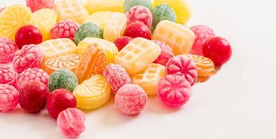 kleurrijk snoepjes Aan een wit achtergrond, detailopname. foto