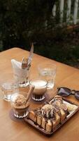 koffie, geroosterd brood en ijs room Aan houten tafel in tuin foto