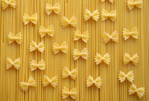 dichtbij omhoog van ongekookt Italiaans pasta Aan een wit achtergrond. foto