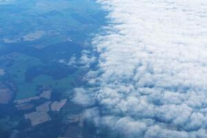bovenstaand de wolken, van de aarde landschap hieronder foto
