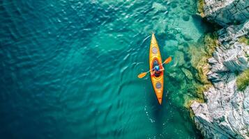 ai gegenereerd antenne visie van solo kayaker in de buurt rotsachtig kust foto