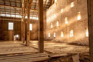 leeg oud hout schuur binnen zonnestralen licht stralen borden stoffig foto