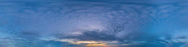 360 panorama van donker blauw zonsondergang lucht met cirrocumulus wolken naadloos hdr bolvormig equirectangular formaat met compleet zenit voor gebruik in 3d, spel en voor composieten in antenne dar pano net zo lucht koepel foto