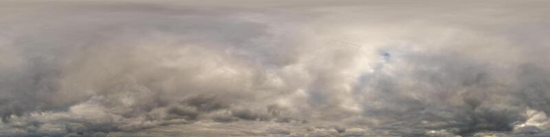 bewolkt lucht panorama Aan regenachtig dag met nimbostratus wolken in naadloos bolvormig equirectangular formaat. vol zenit voor gebruik in 3d grafiek, spel en voor antenne dar 360 mate panorama net zo lucht koepel. foto