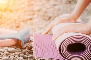 pilates magie ring en rubber band Aan yoga mat in de buurt zee. vrouw geschiktheid yoga concept. gezond levensstijl harmonie en meditatie. foto