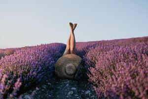 vrouw lavendel veld. gelukkig zorgeloos vrouw poten stok uit van de lavendel struiken, warm zonsondergang licht. struiken van lavendel Purper in bloesem, aromatisch bloemen Bij lavendel velden. foto