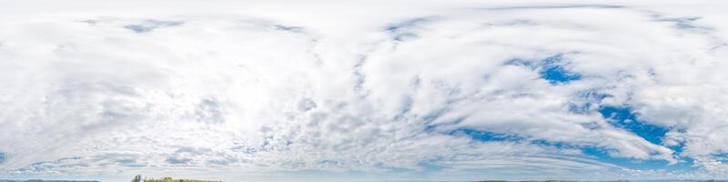 naadloos lucht panorama Aan bewolkt dag in bolvormig equirectangular formaat met compleet zenit voor gebruik in 3d grafiek, spel en voor composieten in antenne dar 360 mate panorama's net zo een lucht koepel. foto