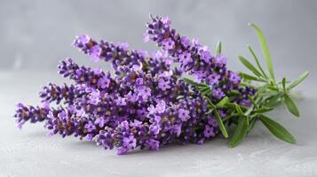 ai gegenereerd een bundel van Purper bloemen Aan een tafel foto