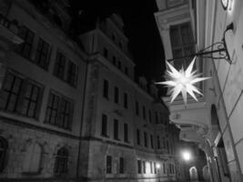 de stad van Dresden Bij nacht foto