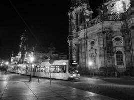 de stad van Dresden Bij nacht foto