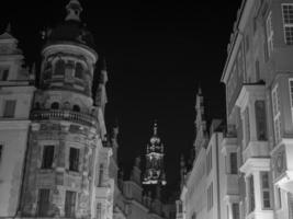 de stad van Dresden Bij nacht foto