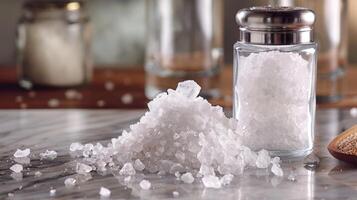 ai gegenereerd een stapel van zout Kristallen naast een shaker van tafel zout, kristallijn zuiverheid foto