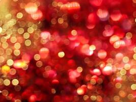 goud licht bokeh Aan vervagen rood achtergrond foto