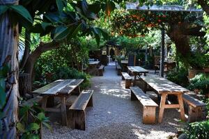 ai gegenereerd restaurant gelegen in een mooi tuin foto