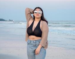 portret jong Aziatisch vrouw dik mollig schattig mooi glimlach gelukkig pret genieten kom tot rust bikini badmode lichaam sexy voorkant visie zee strand wit zand schoon blauwe lucht kalmte natuur oceaan Golf water reizen Aan vakantie foto