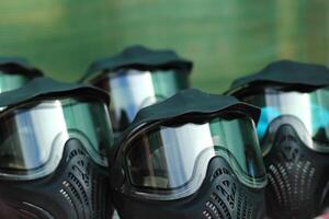 detailopname van paintball spel strijd vol gezicht beschermend maskers foto