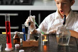 jong echt wetenschapper chemicus maken wetenschappelijk experimenten. kinderen in stam foto