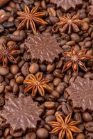 voedsel achtergrond. koffie bonen, anijs sterren en chocola snoepjes. foto