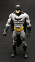 Batman actie figuur geïsoleerd Aan zwart achtergrond foto
