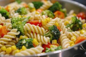 ai gegenereerd pasta fusilli met broccoli, wortel, maïs, en tomaten. foto