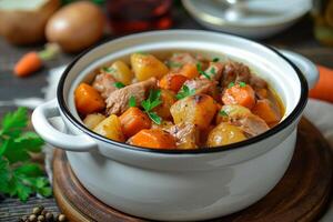 ai gegenereerd vlees gestoofd met aardappelen, wortels en specerijen in pot Aan houten achtergrond foto