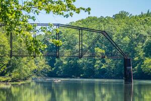 oud trein schraag Bij Jones brug park Georgië foto