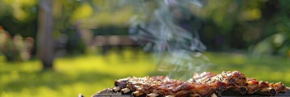 ai gegenereerd sissend bbq ribben, detailopname van barbecue rooster met watertanden ribben, achtergrond met een wazig groen gazon. uitgebreid ruimte voor tekst Aan de kant. foto