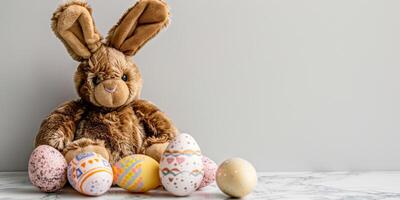 ai gegenereerd een foto met een pluche bruin konijn speelgoed- met lang oren zittend in voorkant van een rij van kleurrijk geschilderd eieren. de konijn verschijnt schattig en pluizig tegen de levendig backdrop van de eieren