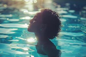 ai gegenereerd een rustig onderwater- portret vastleggen een personen profiel met lucht bubbels oplopend in de omgeving van hen, badend in de zon stralen filteren door Doorzichtig blauw water foto