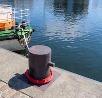 verschillende bolders en technische installaties van de scheepvaart in de haven van kiel foto