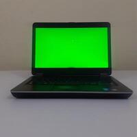 laptop computer groen scherm vrij foto