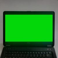 groen scherm laptop - voorraad foto