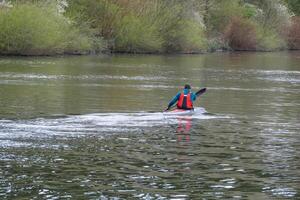 niet geïdentificeerd kayaker Aan de rivier- foto