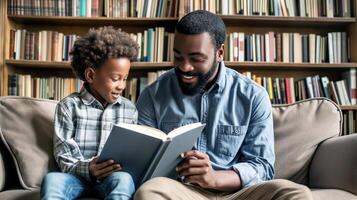 ai gegenereerd knus momenten, een zwart vader en zoon lezing een boek samen Aan de sofa Bij huis, generatief ai foto