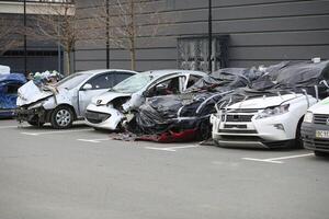 bucha, Oekraïne - april 12, 2022 auto's met opzet verpletterd door de Russisch leger het schieten en beschietingen in de straten van bucha stad- foto