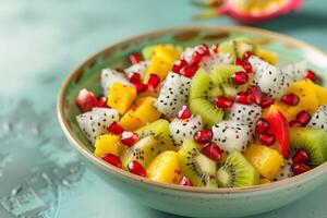 ai gegenereerd vers kiwi plakjes mengen met levendig granaatappel arils in een verrukkelijk fruit salade barsten met kleur en smaak. foto