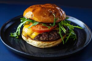 ai gegenereerd een fijnproever hamburger rust Aan een zwart bord, verleidelijk met haar sappig pasteitje, vers sla, en gesmolten kaas. foto